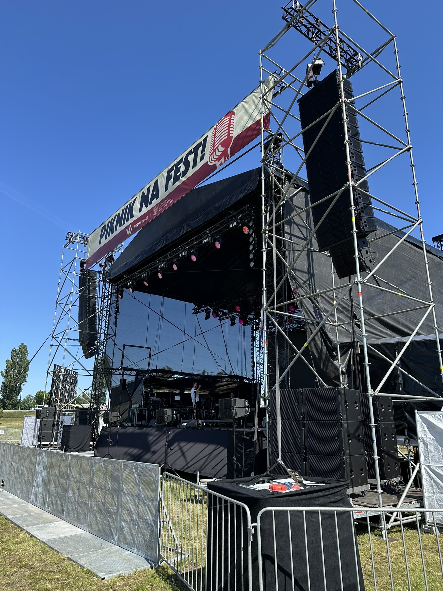Scena podczas występu muzycznego